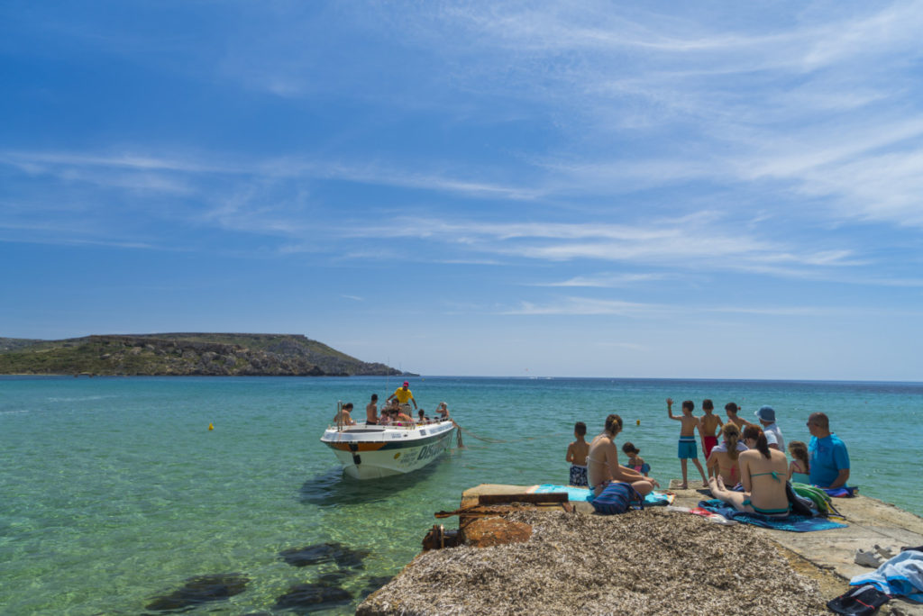 55%e3%83%9e%e3%83%ab%e3%82%bf%e5%b3%b6%e3%81%a8%e3%82%b4%e3%82%be%e5%b3%b6%e3%81%ae%e9%96%93%e3%81%ab%e6%b5%ae%e3%81%8b%e3%81%b6%e5%b0%8f%e5%b3%b6%e3%80%81%e3%82%b3%e3%83%9f%e3%83%8e%e5%b3%b6%e4%bb%98