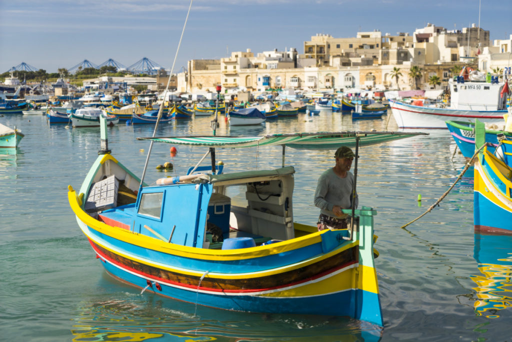 16-%e8%89%b2%e9%ae%ae%e3%82%84%e3%81%8b%e3%81%aa%e6%bc%81%e8%88%b9%e3%81%8c%e5%81%9c%e6%b3%8a%e3%81%99%e3%82%8b%e3%83%9e%e3%83%ab%e3%82%bf%e5%b3%b6%e3%81%ae%e5%8d%97%e6%9d%b1%e3%81%ab%e4%bd%8d