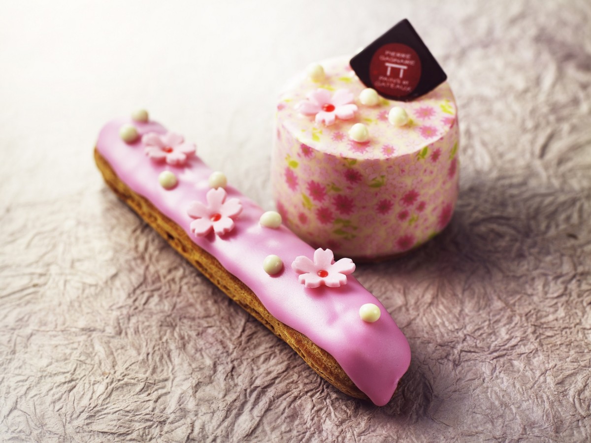 ピエール・ガニエール パン・エ・ガトーの桜スイーツ。　「ホワイトチョコレートと桜のムース」(右）と「桜エクレール」
